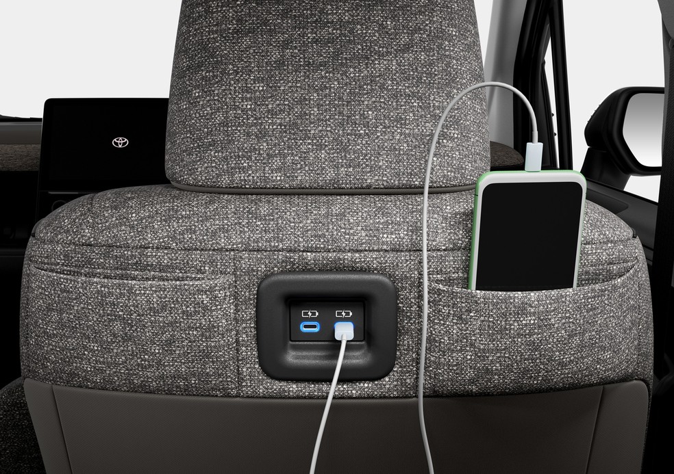 Há diversas portas USB, inclusive nos encostos dianteiros para o uso de quem viaja atrás — Foto: Divulgação