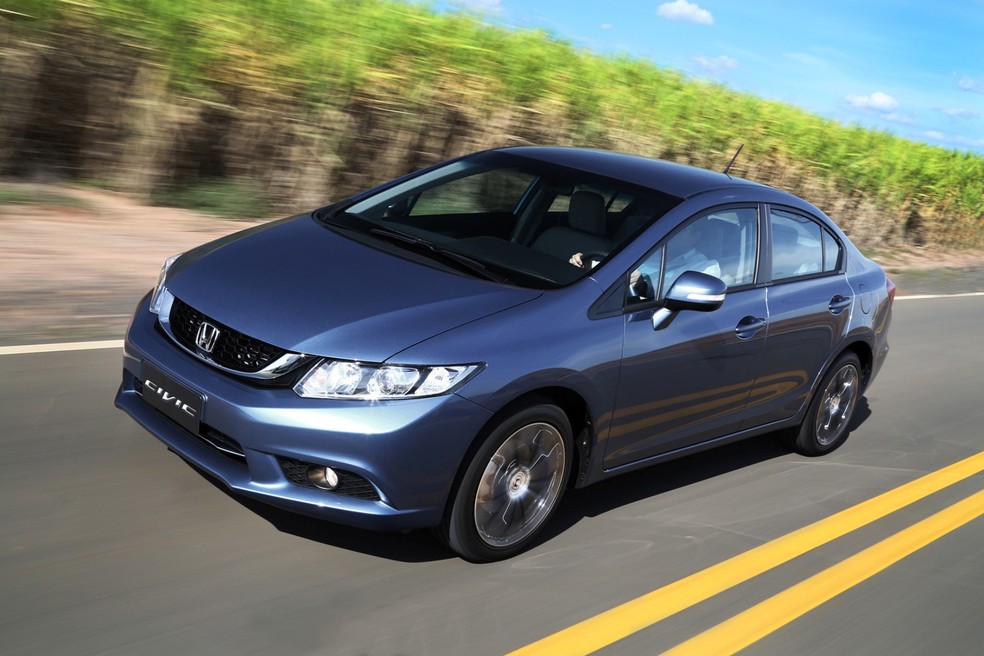 Honda Civic LXR é um sedã médio valorizado pela sua confiabilidade mecânica e bom acabamento — Foto: Divulgação