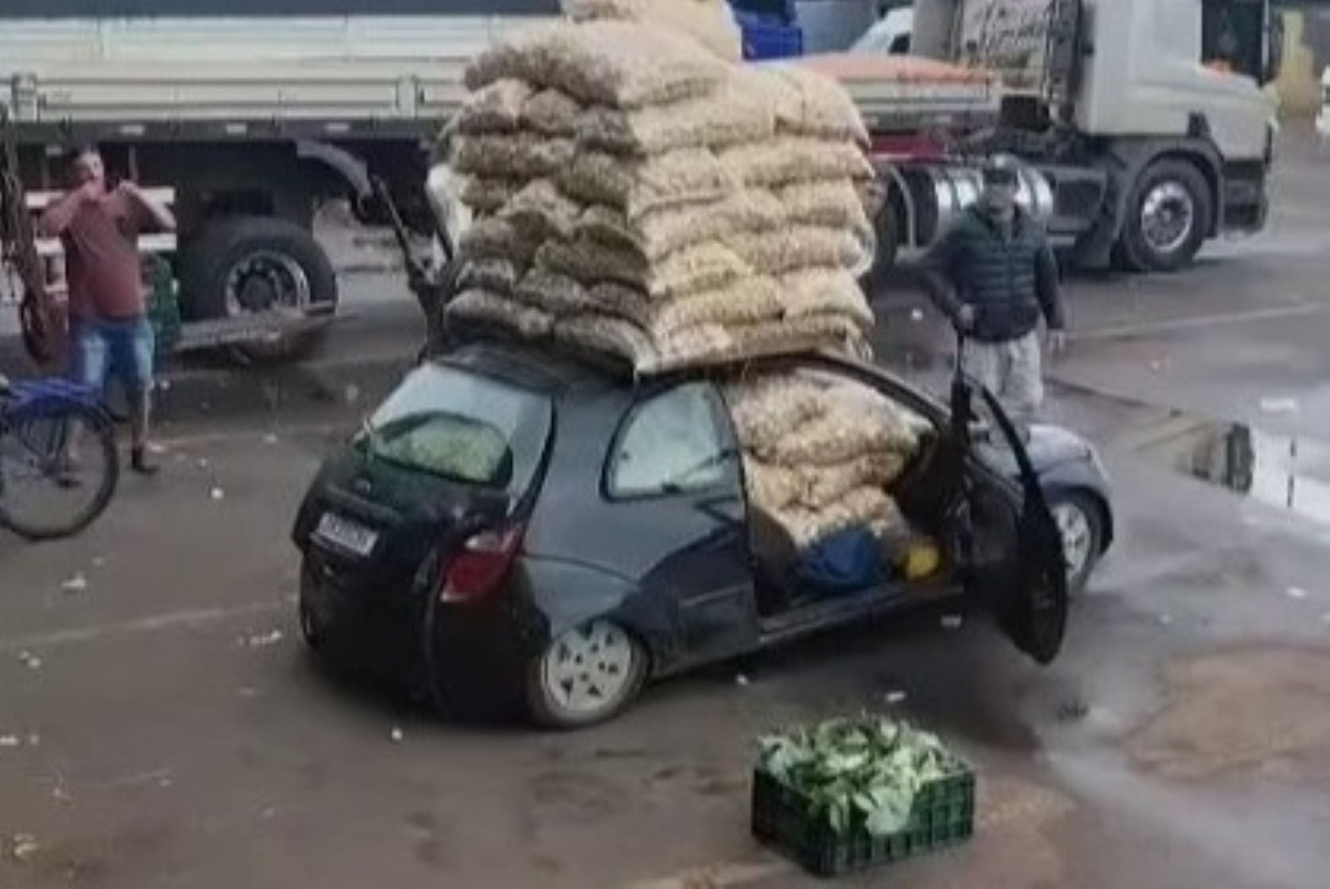 Ford Ka roda com 1,5 tonelada de batatas e viraliza nas redes sociais