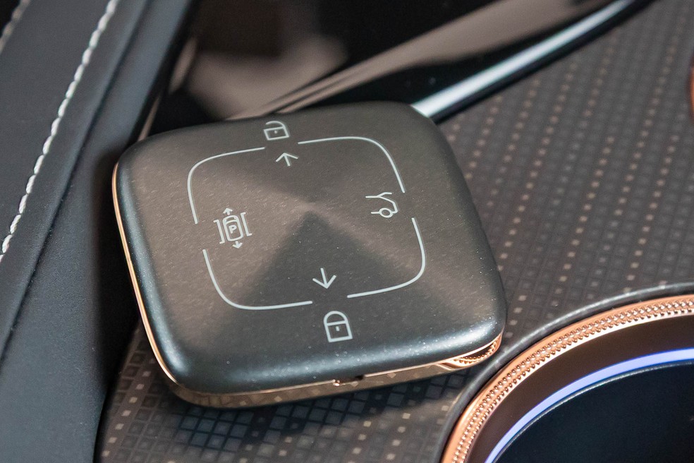O modelo possui poucos botões físicos; a maioria dos comandos são feitos através da central multimídia — Foto: Renato Durães/Auto News Brasil