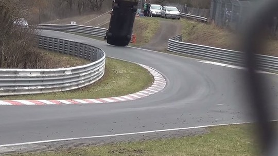 Vídeo: Piloto perde o controle de Nissan GT-R Nismo GT3 em Nurburgring
