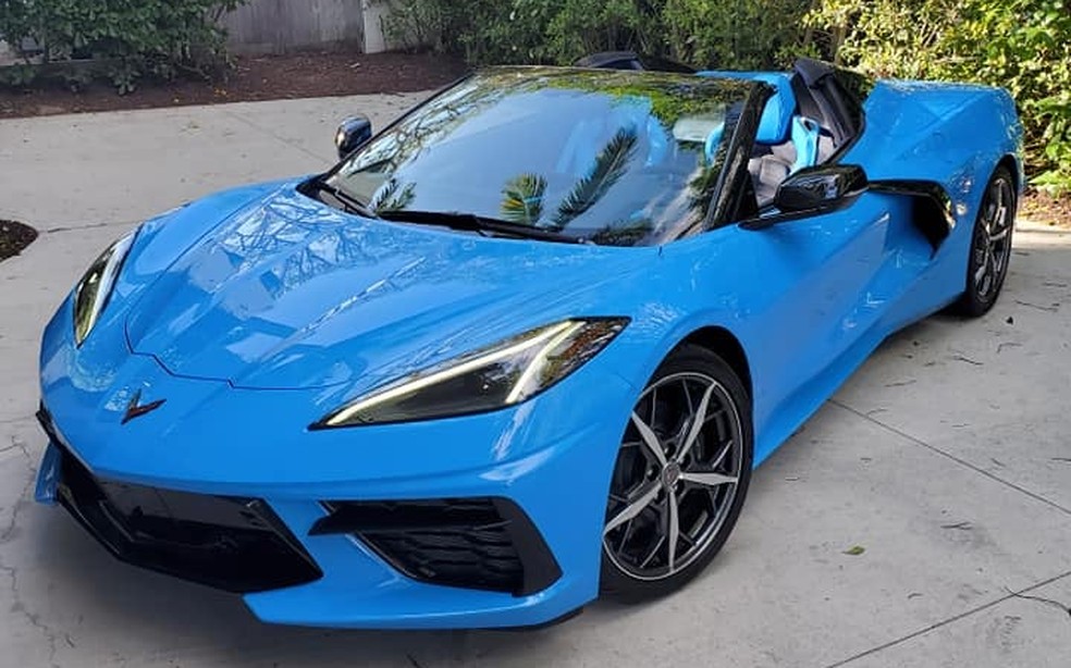 Corvette de Sylvester Stallone é azul com o interior também azul – principalmente nos bancos — Foto: Reprodução/Facebook