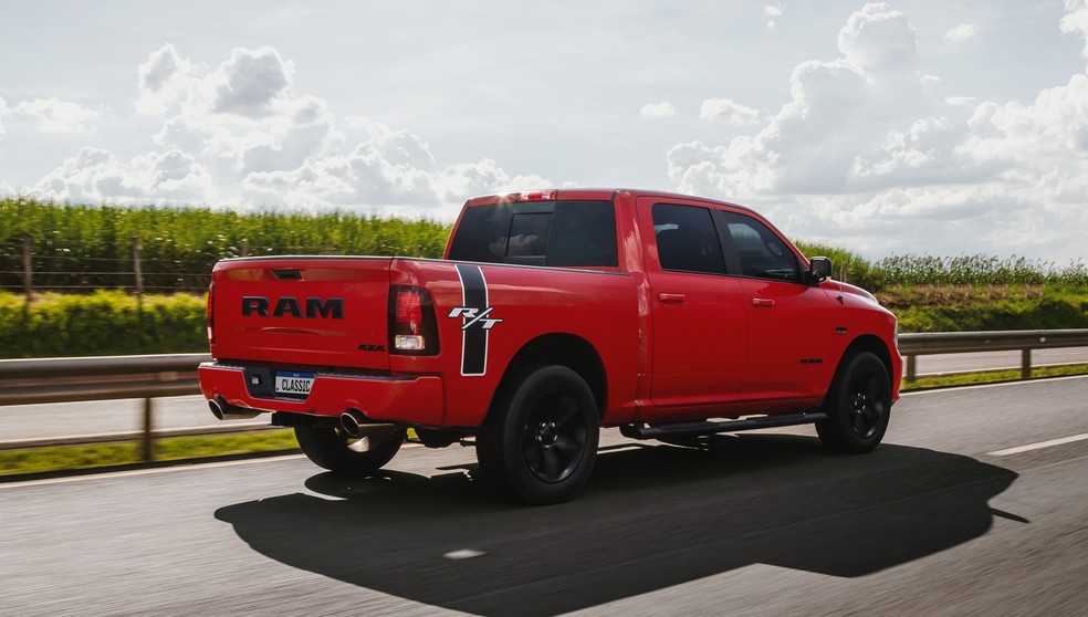 Ram Classic R/T tem motor V8 5.7 aspirado de 400 cv e quase 60 kgfm de torque — Foto: Divulgação