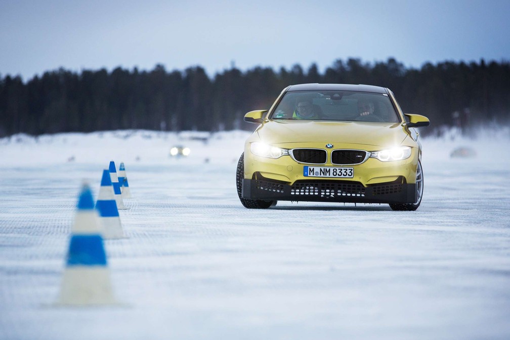 Curso de condução da BMW na neve — Foto: Divulgação