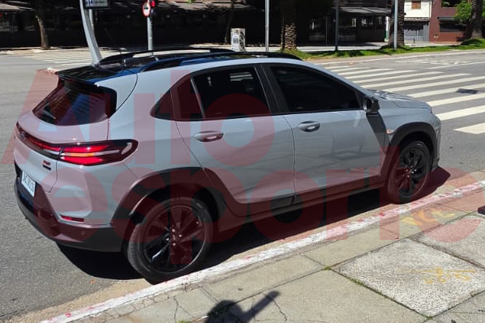 Chevrolet Sonic tem as rodas pretas, rack de teto e lanternas interligadas por um filete luminoso — Foto: Auto News Brasil