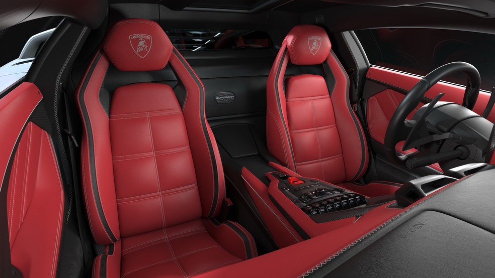 Acabamento dos bancos em couro vermelho é similar ao acabamento do Countach LP400 S de Ferrucio Lamborghini — Foto: Divulgação