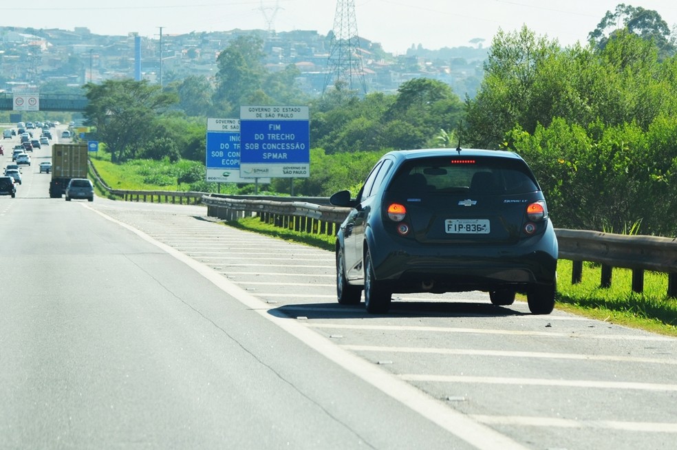 Pane seca só não é passível de punição caso veículo esteja parado em local de estacionamento regularizado — Foto: André Schaun/Auto News Brasil