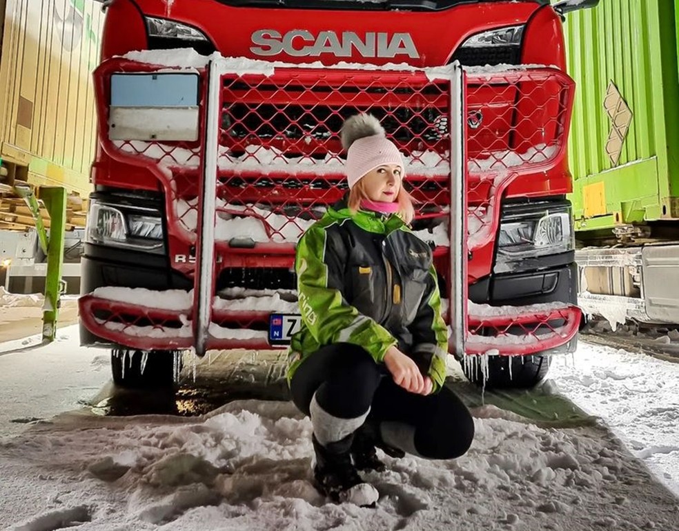Karolina Plecha carrega qualquer tipo de suprimento no caminhão, mas não costuma transportar comida  — Foto: Arquivo pessoal 
