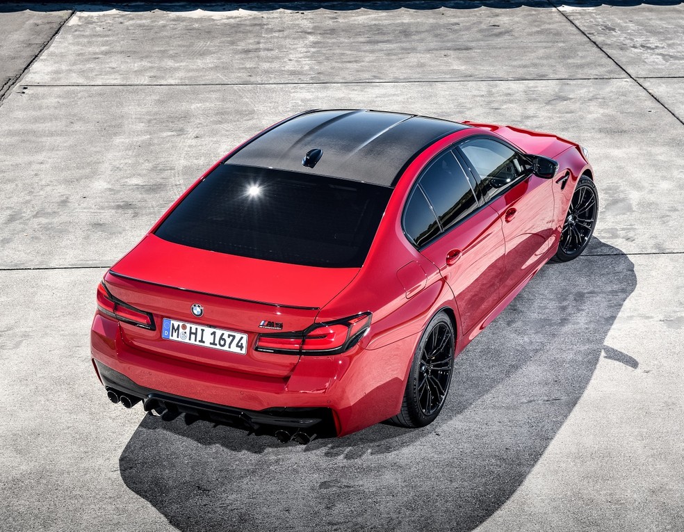 BMW M5 Competition traz teto de fibra de carbono; rodas, difusor e grade dianteira são escurecidas — Foto: Divulgação