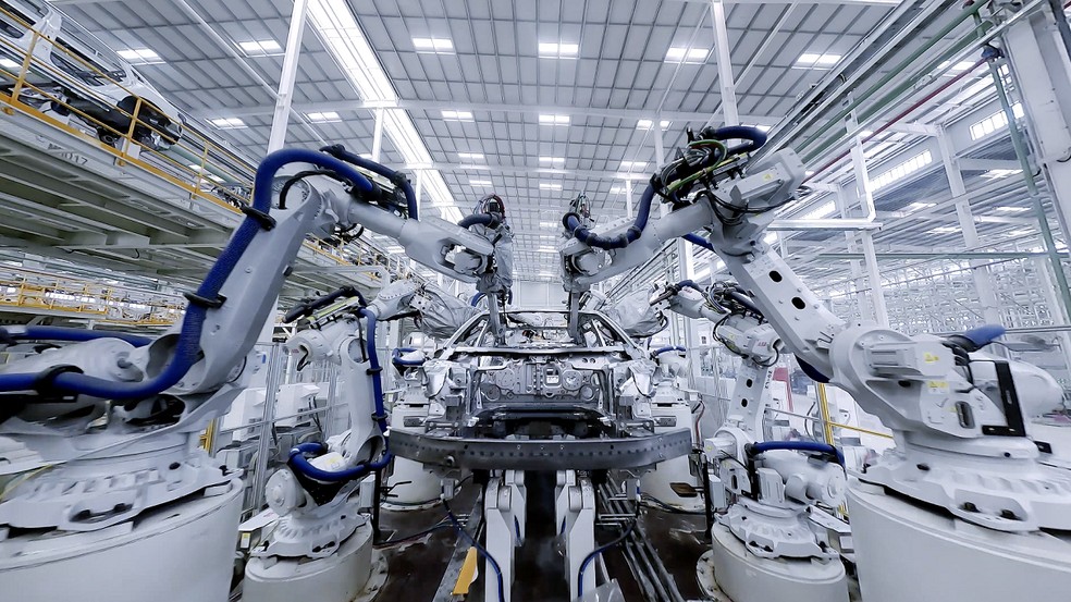 Robô em uma das fábricas da BYD na China. Planta de Camaçari será baseada na linha de Shanzhou — Foto: autoesporte