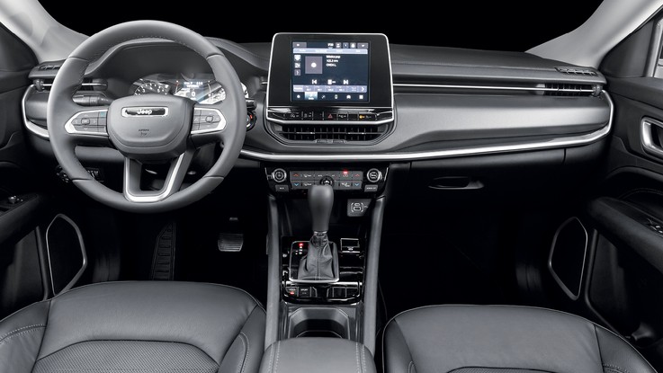 Jeep Compass Série S - Interior mudou bastante em relação ao modelo anterior, com novos volante, quadro de instrumentos, console central e central multimídia com tela flutuante de 10,1" (que traz a nova geração do sistema UConnect)