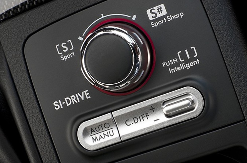 Diferencial é controlado eletronicamente por botão no console do STI (Foto: Ivan Carneiro/Divulgação) — Foto: Auto Esporte