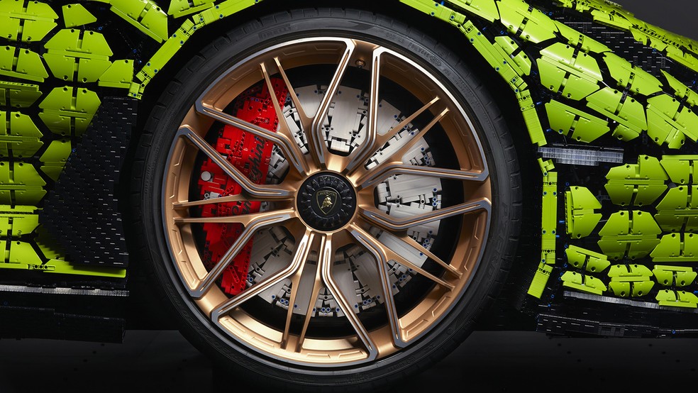 Adesivos da Lamborghini foram espalhados por todo o carro — Foto: Divulgação