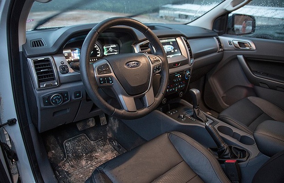 Quadro, console e volante são novos, o interior da Ranger ficou mais hi-tech (Foto: Fabio Aro/Autoesporte) — Foto: Auto Esporte