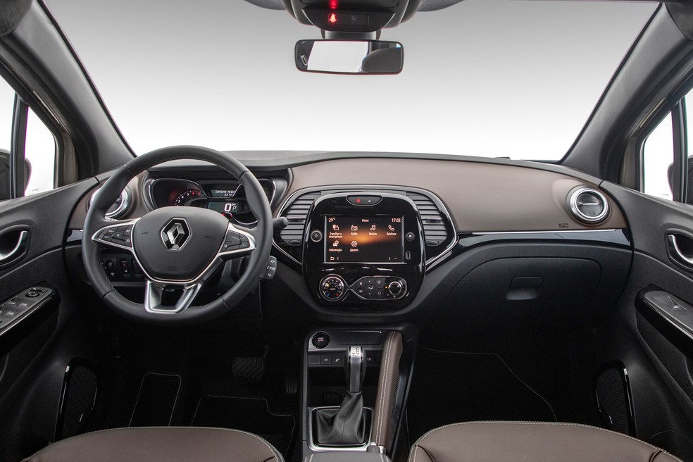 Renault Captur 2022 tem interior com novos materiais e também uma nova central multimídia — Foto: Divulgação