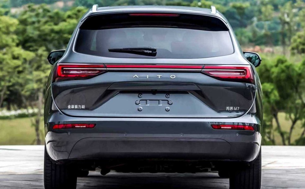 O Seres 7 tem traseira que mescla visual de Jeep Grand Cherokee com Chery Tiggo 8 — Foto: Divulgação