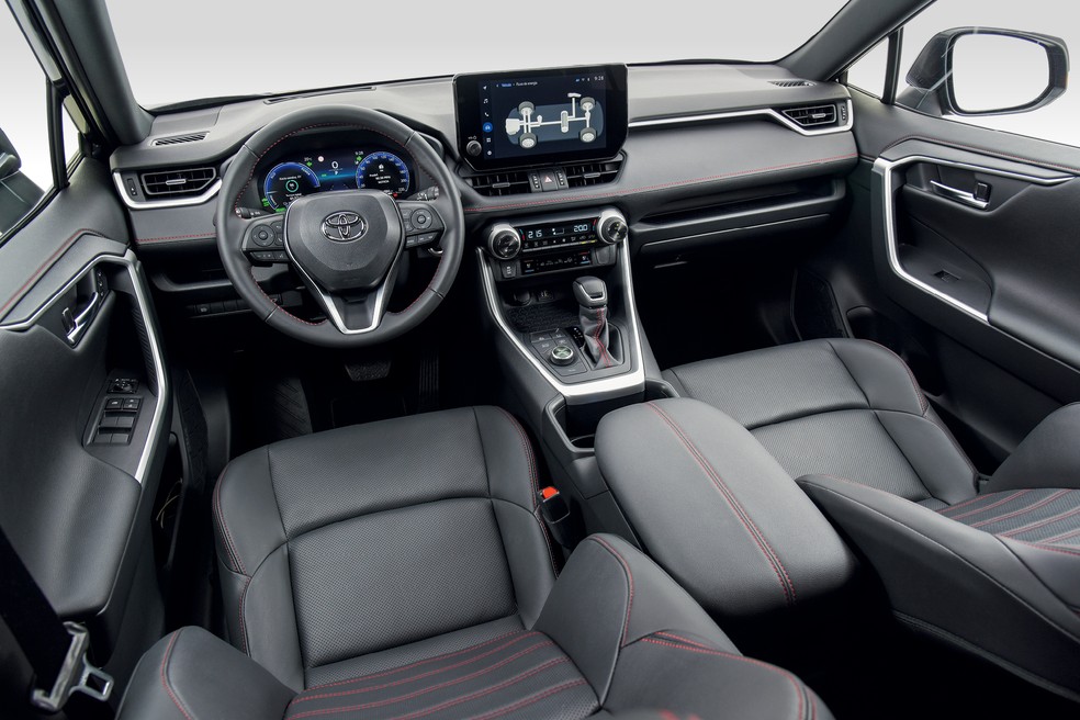 Toyota RAV4 PHEV tem interior com acabamento esmerado — Foto: Murilo Góes/Auto News Brasil