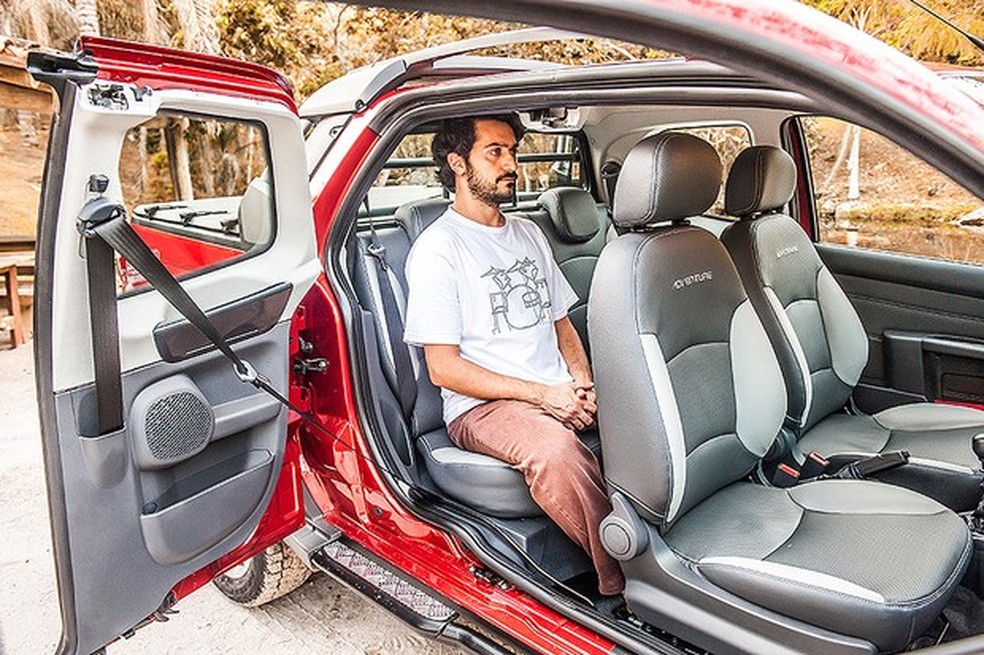 O espaço no banco traseiro é contido, mas o recurso da terceira porta ajuda, basta afastar o cinto (Foto: Fiat) — Foto: Auto Esporte