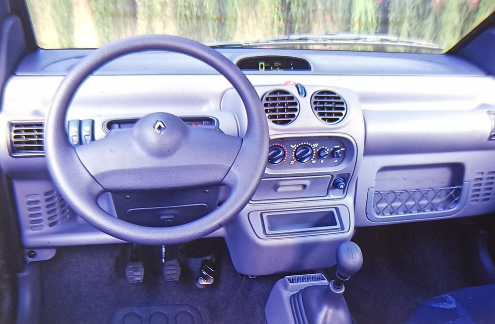 O Twingo traz soluções perfeitas como o mostrador no centro do painel para velocidade, distância e quantidade de combustível  — Foto: Luca Bassani/Autoesporte/Acervo MIAU