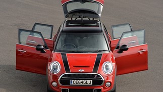 Mini Cooper com cinco portas