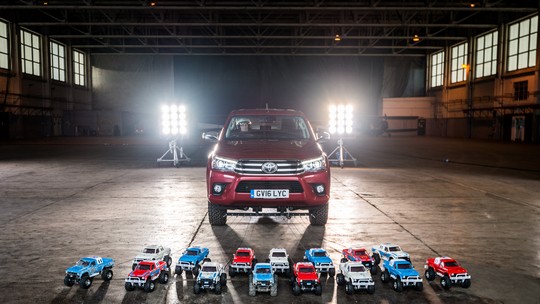 Hilux é puxada por 15 'picapinhas' de controle remoto em propaganda
