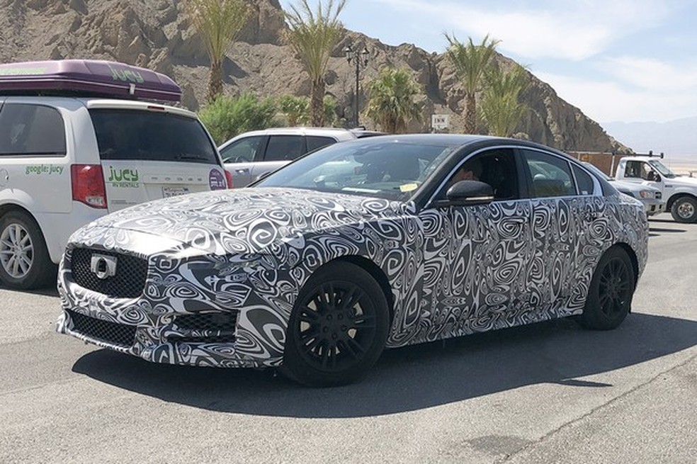 Flagra Jaguar XE renovado (Foto: Automedia) — Foto: Auto Esporte