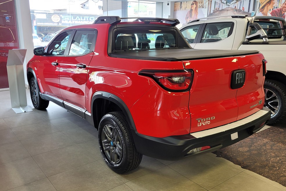 Compartimento da Fiat Toro Endurance pode acomodar 970 litros — Foto: Lucas Cardoso/Autoesporte