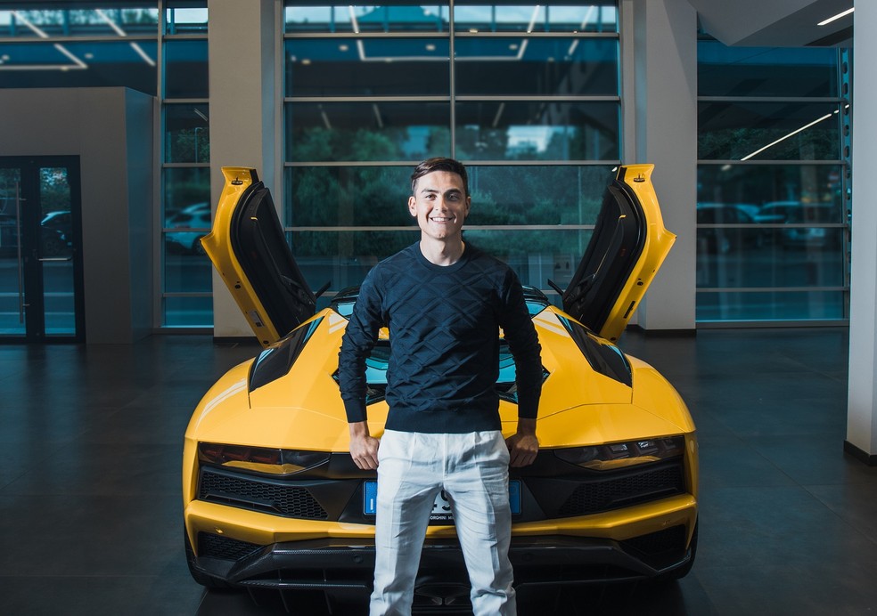 Paulo Dybala e seu Lamborghini Aventador S Roadster que vai de 0 a 100 km/h em 3 segundos e atinge 350 km/h de velocidade máxima — Foto: Divulgação