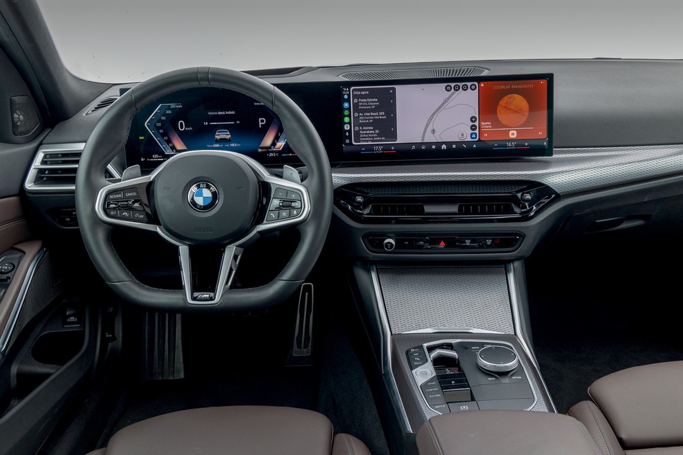 BMW 320i tem materiais mais sofisticados na cabine — Foto: Renato Durães/Auto News Brasil