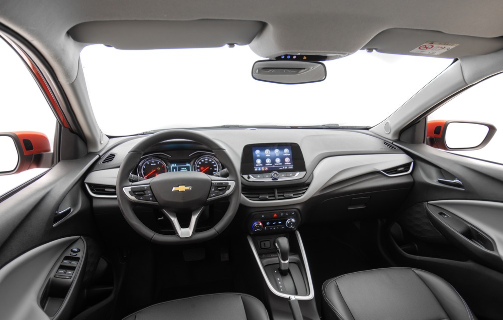 Interior do novo Onix Premier é bem acabado e mescla preto com cinza ou preto com caramelo — Foto: Divulgação/Chevrolet
