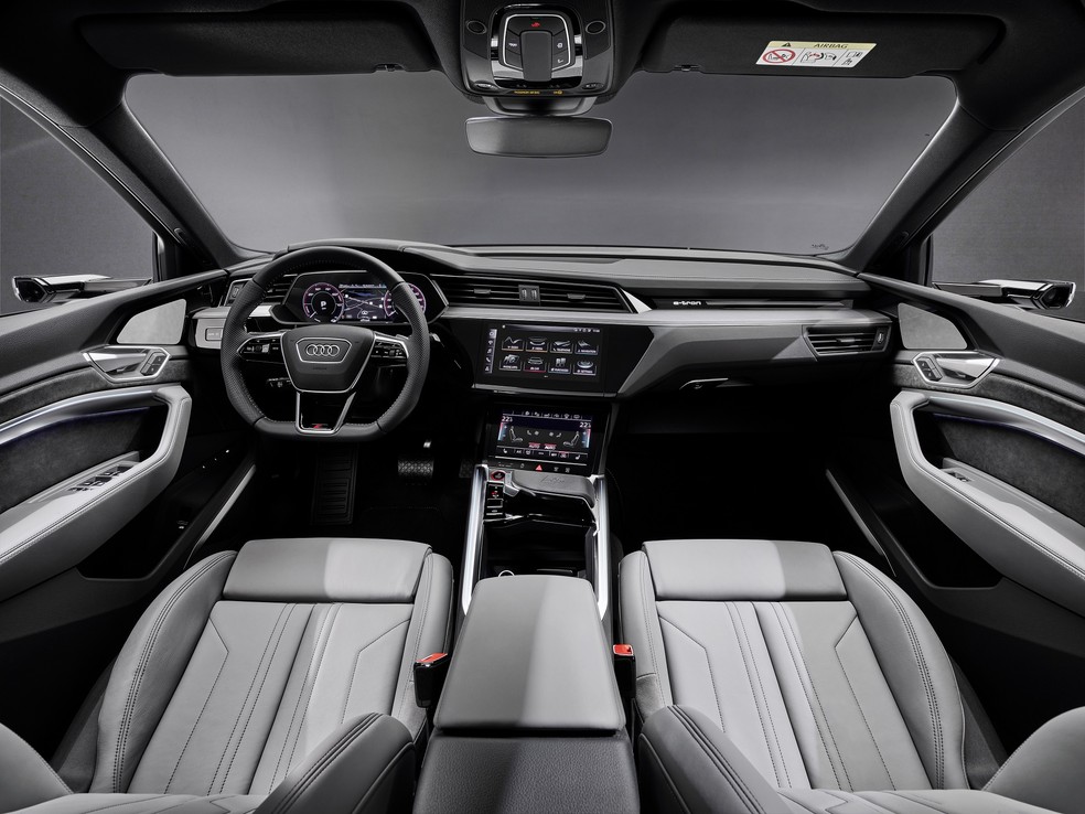 Com exceção dos materiais usados, o interior da versão S não é muito diferente do SUV convencional — Foto: Divulgação