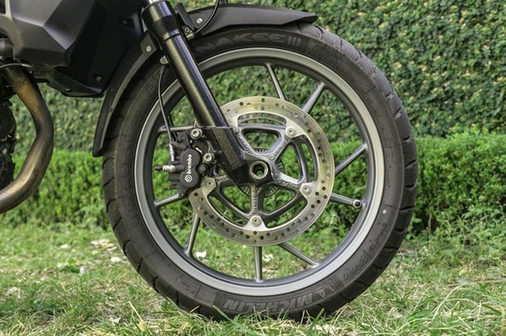 Roda dianteira e disco de freio da BMW F 750 GS Premium (Foto: Daniel das Neves/Auto News Brasil) — Foto: Auto Esporte