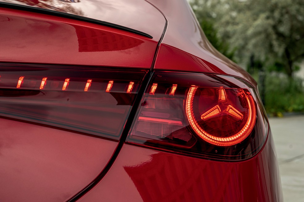 Mercedes-Benz CLA 250+: miolo da estrela de três pontas também aparece no desenho das lanternas traseiras — Foto: Divulgação