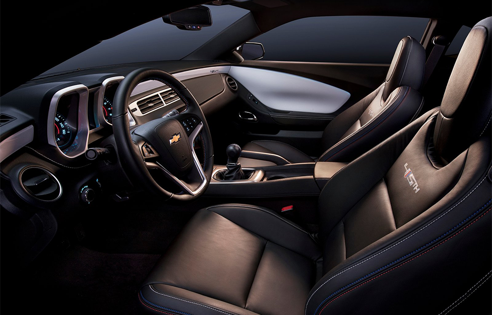 Interior do Chevrolet Camaro (2012) edição de aniversário de 45 anos. Motor 6.2 V8 de 432 cv.
