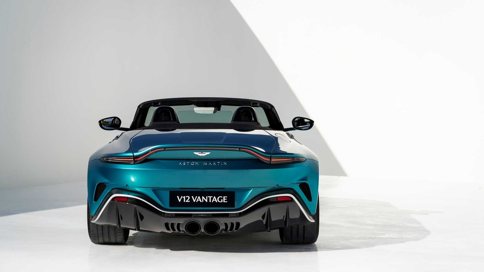 Aston Martin V12 Vantage Roadster — Foto: Divulgação