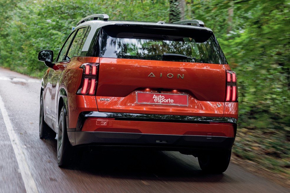 Tampa do porta-malas com caimento vertical dá à traseira do SUV um ar de MPV — Foto: Divulgação