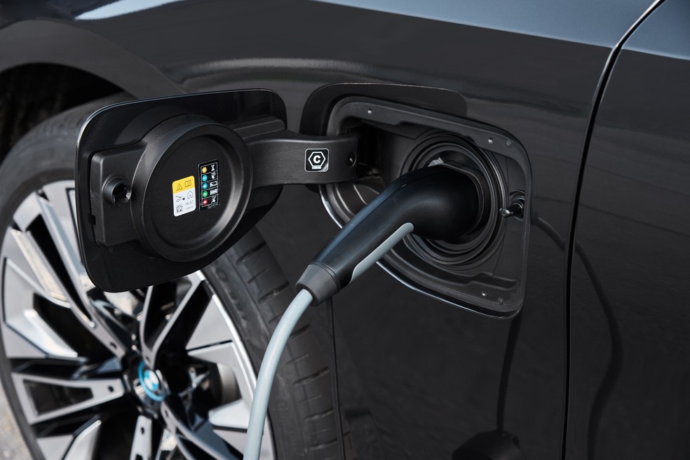 BMW 530e M Sport agora carrega até 7,4 kWh em corrente alternada (AC) — Foto: Divulgação