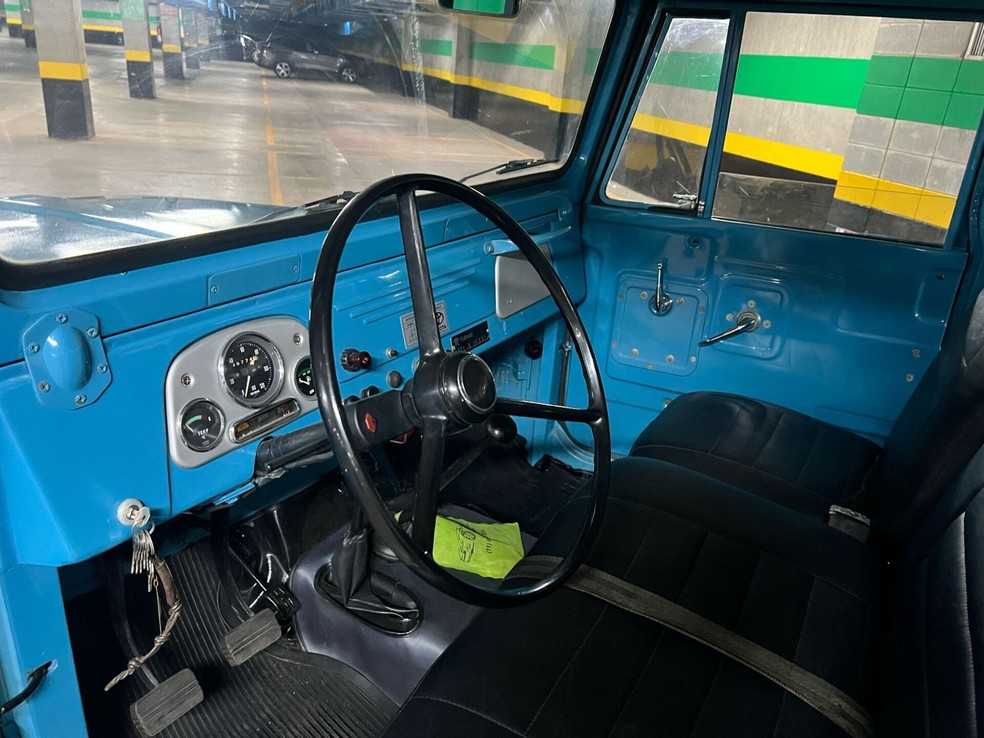 Toyota Bandeirante 1978 tem cabine com acabamento simples: bancos revestidos em vinil e painel de instrumentos básico — Foto: Reprodução/Loja AMF Import