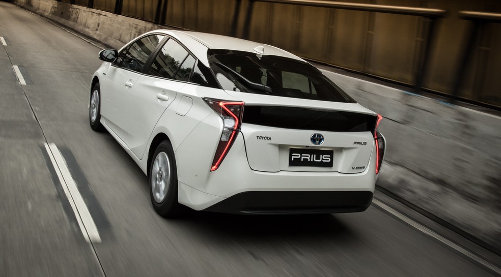 Toyota Prius é o híbrido mais vendido e custa mais de R$ 120 mil — Foto: Divulgação