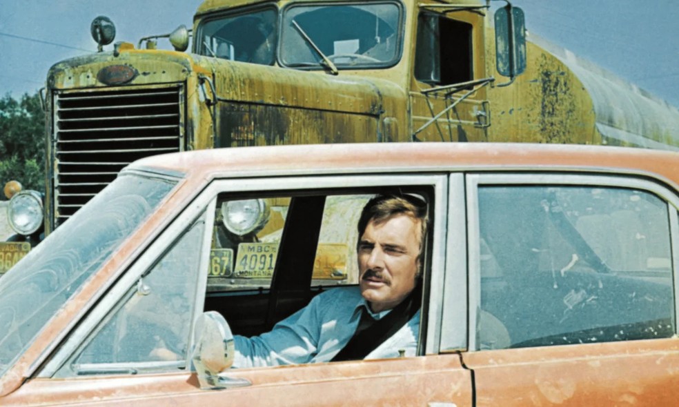 Em "Encurralado", Plymouth Valiant é perseguido por um caminhão Peterbilt 281 — Foto: Reprodução