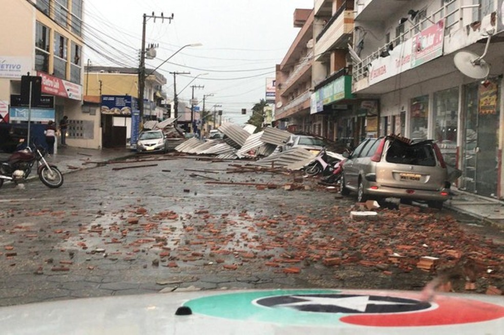 No dia seguinte, moradores da região registraram os estragos feitos pelo ciclone. Foto retirada do twitter no dia 02/07/2020 (Foto: Reprodução/Twitter) — Foto: Auto Esporte