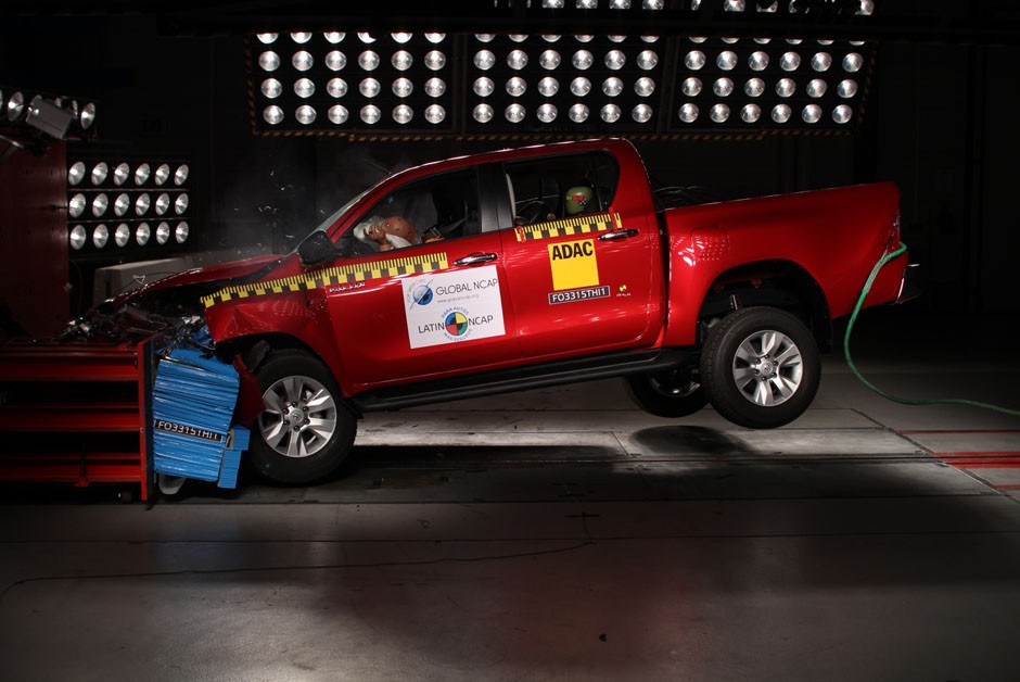 Toyota Hilux fabricado na Tailândia consegue cinco estrelas na proteção de adultos e quatro na proteção infantil