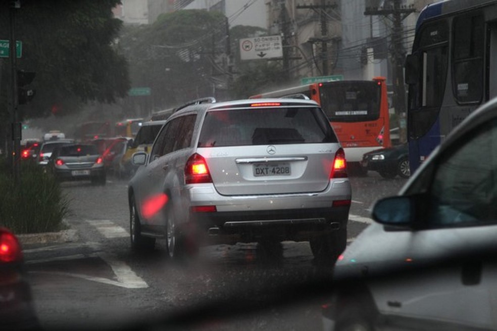 A chuva ácida é a mistura de água com partículas de poluentes suspensos na atmosfera  (Foto: Guilber Hidaka/Autoesporte) — Foto: Auto Esporte