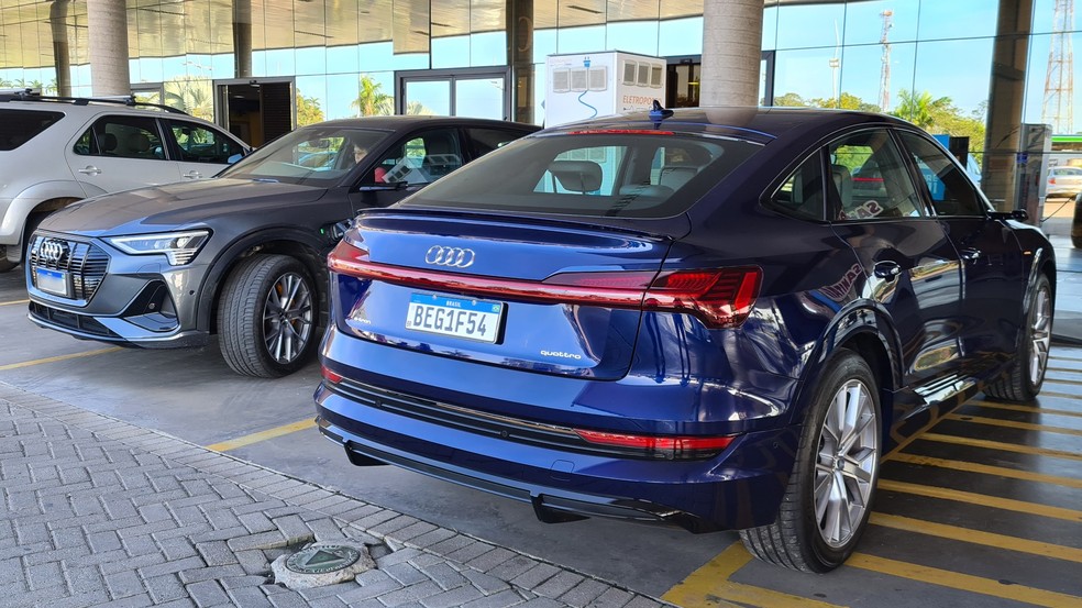 Problema de gente rica: o carregador rápido de Araquari (SC) já estava sendo usado por outro e-tron — Foto: Rodrigo Ribeiro/Auto News Brasil