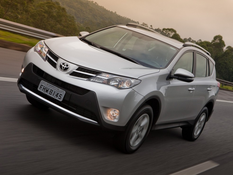 Quarta geração do Toyota RAV4 tinha duas opções de motores — Foto: Divulgação