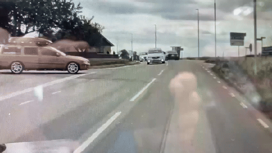 Inseguro? Tesla em modo autônomo evita acidente no último segundo; assista