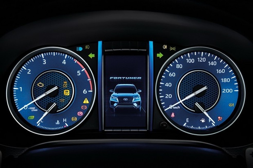 O LCD no quadro de instrumentos agora pode mostrar a posição das rodas, recurso útil no off-road (Foto: Divulgação) — Foto: Auto Esporte