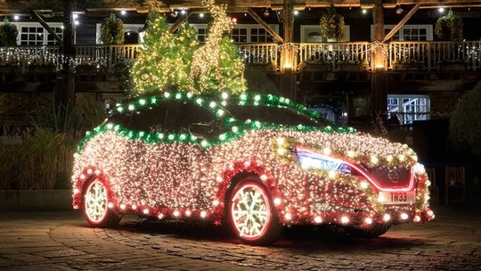 Nissan Leaf vira árvore de Natal sobre rodas com 5.200 leds. Dúvida: onde Papai Noel vai deixar o presente?