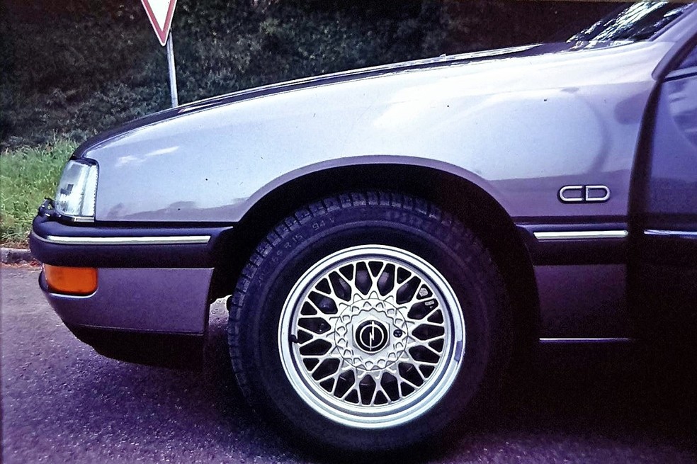 Rodas raiadas com calota central, diferentes das usadas no nosso Omega CD — Foto: Auto News Brasil/Acervo MIAU