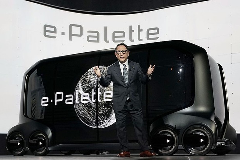 LAS VEGAS, NV - JANUARY 08:  President of Toyota Motor Corporation Akio Toyoda speaks in front of the e-Palette Concept Vehicle, a fully autonomous, battery-electric vehicle with open control interface to allow partner companies to install their own autom (Foto: Getty Images) — Foto: Auto Esporte